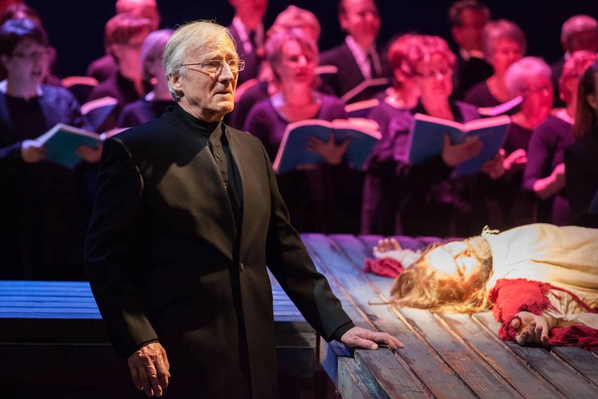 Johannes-passion, Ristin tien kaksi Jeesusta, Esa Ruuttunen (vas.) ja Jukka Puronlahti. Kuva vuoden 2013 esityksestä.