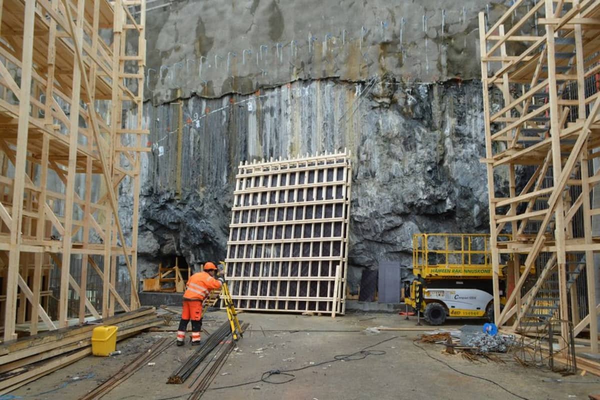 Rantatunnelin suulla Santalahdessa henkilö mittaa ajotunnelin suuta.