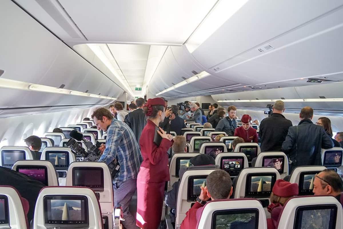 Näkymä Airbus A350 -konetyypin turistiluokan matkustamosta.