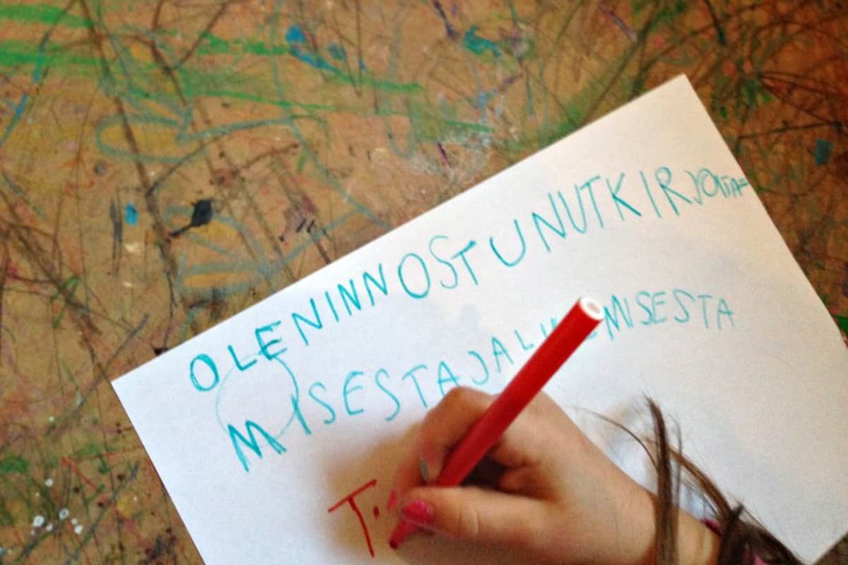 Suuri osa lapsista oppii lukemaan ja kirjoittamaan ennen koulun aloittamista.