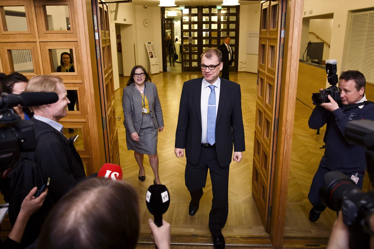 Hallitustunnustelija, keskustan puheenjohtaja Juha Sipilä saapuu tiedotustilaisuuteen Sibelius-Akatemiassa eduskunnassa Helsingissä maanantaina 4. toukokuuta.