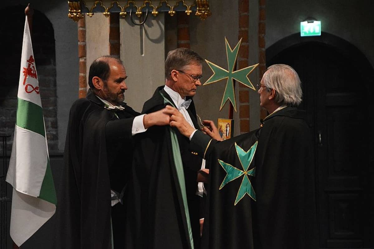 Suurmestari ja Suurpriori asettavat viittaa miehen harteille