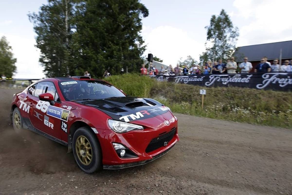 Tommi Mäkinen turistikusikina Kakaristossa oman pajan rakentamalla Toyotalla.