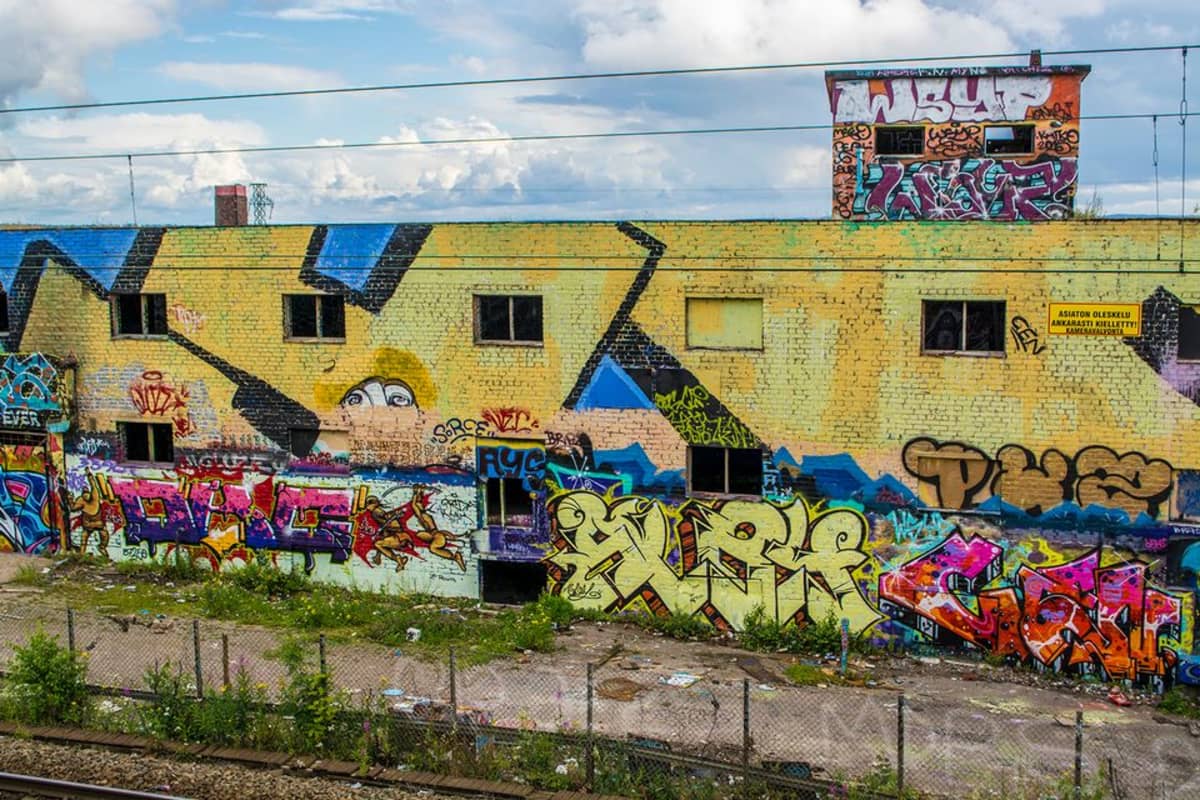 graffiteja täynnä oleva seinä
