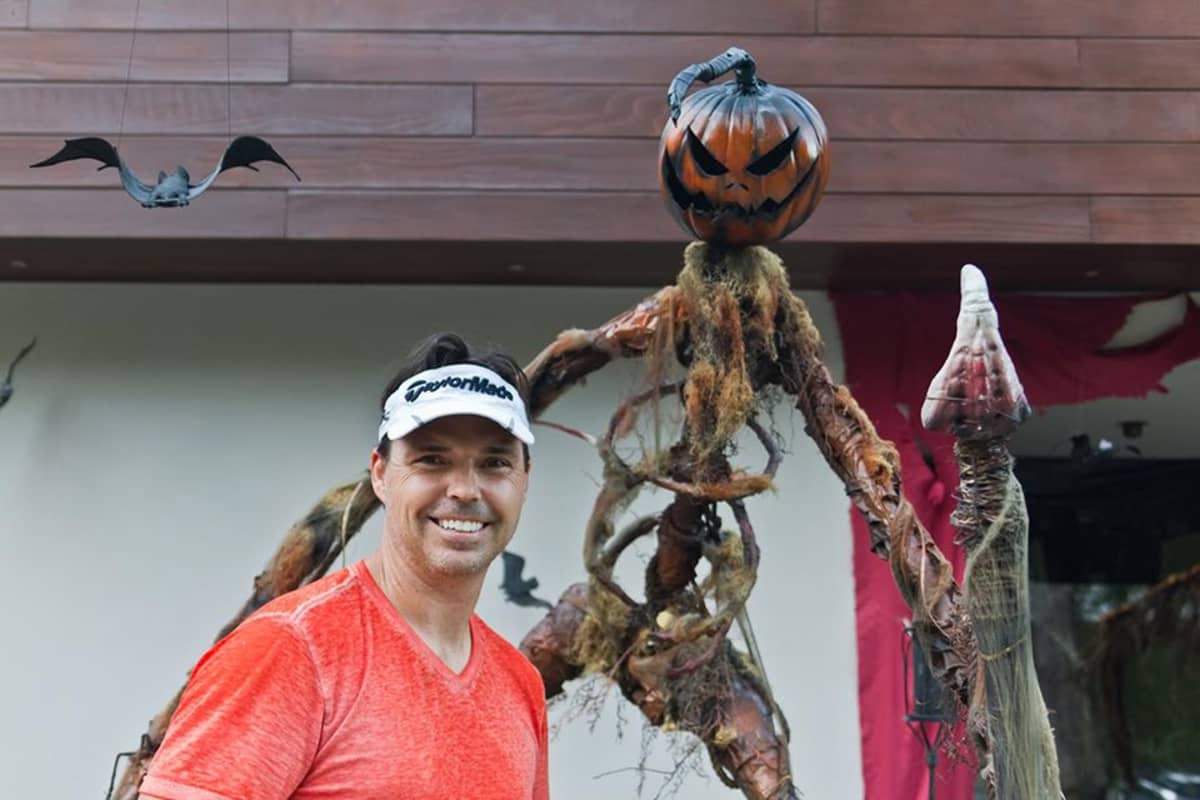 Brooks Utley poseeraa halloween-koristeiden vieressä Los Angelesissa.