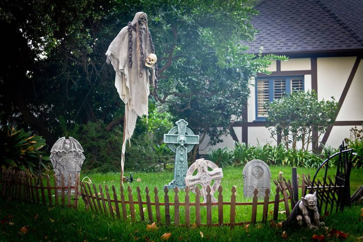 Halloween-koristeltu piha Toluca Lakessa Los Angelesissa.