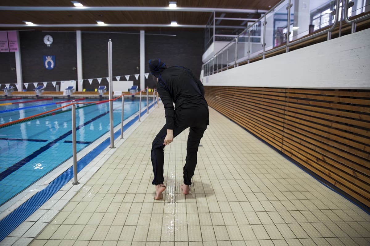 Musliminaisen uimapuku burkini