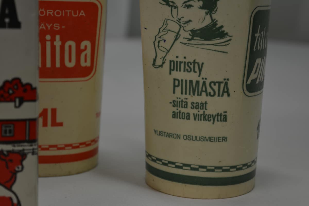 Ylistaron osuusmeijerin piimätölkki Etelä-Pohjanmaan maakuntamuseon kokoelmissa.