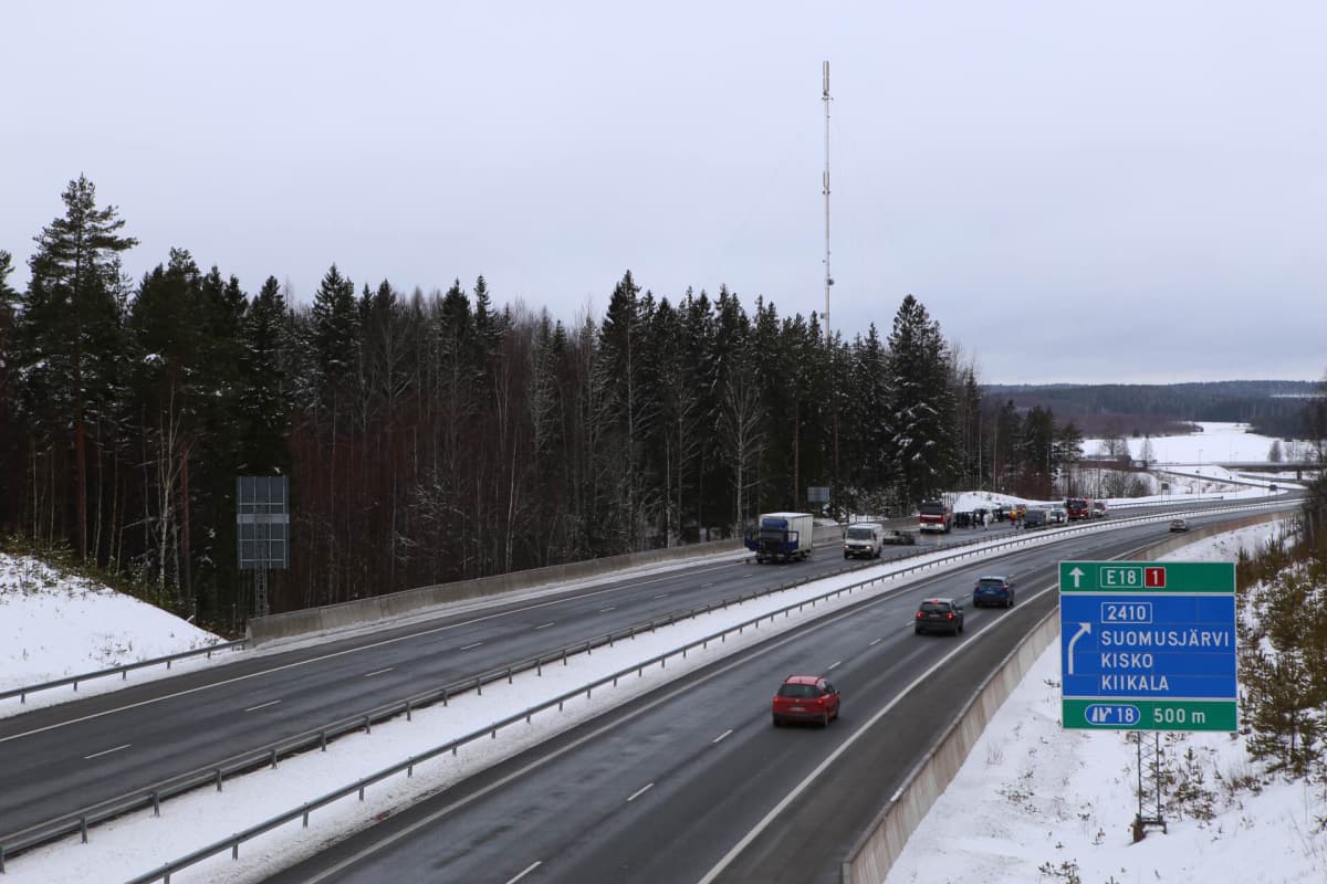 Arvokuljetusryöstön tapahtumapaikka moottoritiellä.