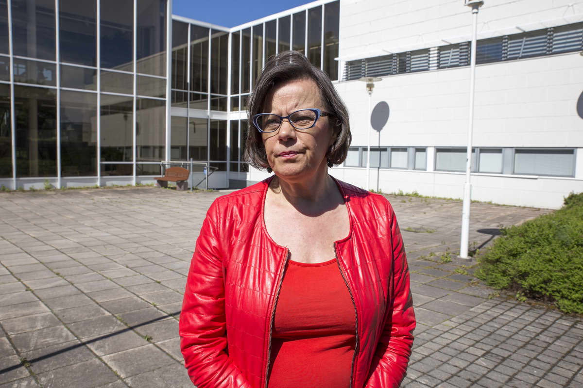 Nainen Mäntsälän kunnantalon pihalla.