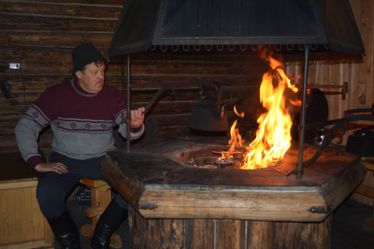 Juha Rinta-Röyskö tarinoi Alajoen historiasta avotulen äärellä