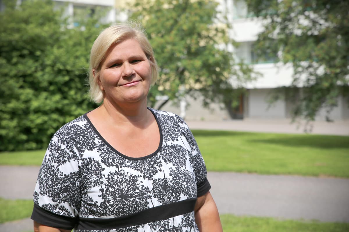 Nainen pihalla.