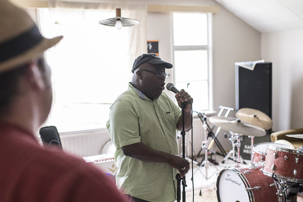 Barrence Whitfield laulaa Wentus Blues Bandin harjoituksissa.