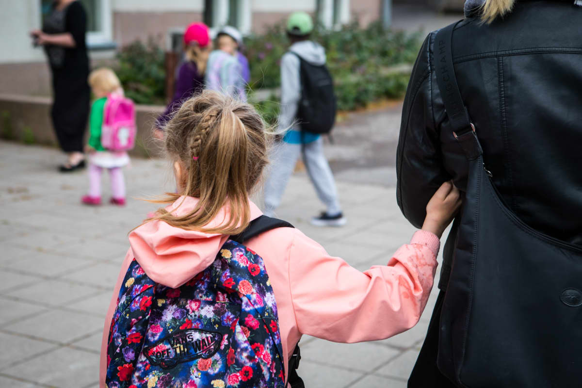 Matilda Salmi aloittaa koulunkäynnin tänään. Koulun pihalla on vieraita ja tuttuja.