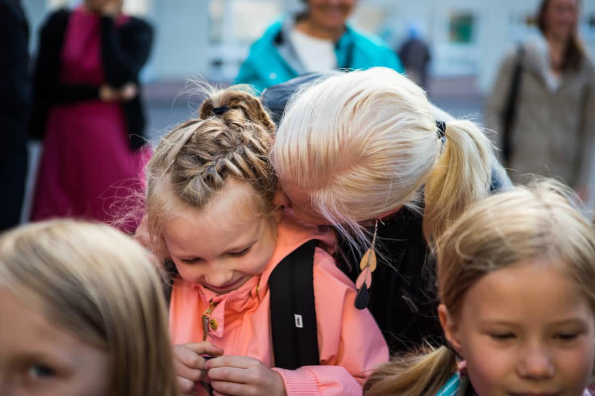 Matilda Salmi aloittaa koulunkäynnin tänään. Äiti Emilia Salmi sanoo vielä tunteelliset heipat.