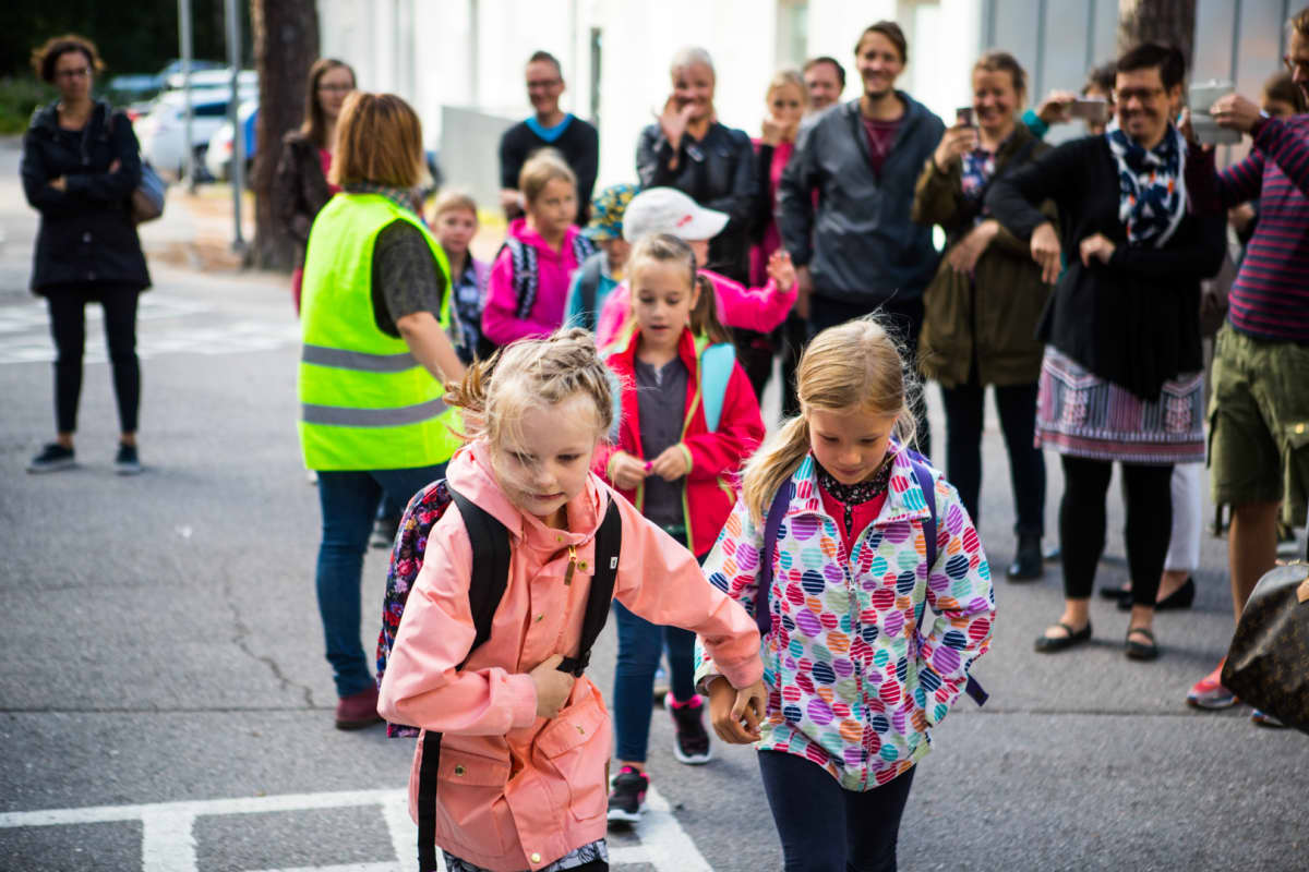 Matilda Salmi aloittaa tänään koulunkäynnin. Hän haluaa juosta kouluun heti, kun saa luvan.