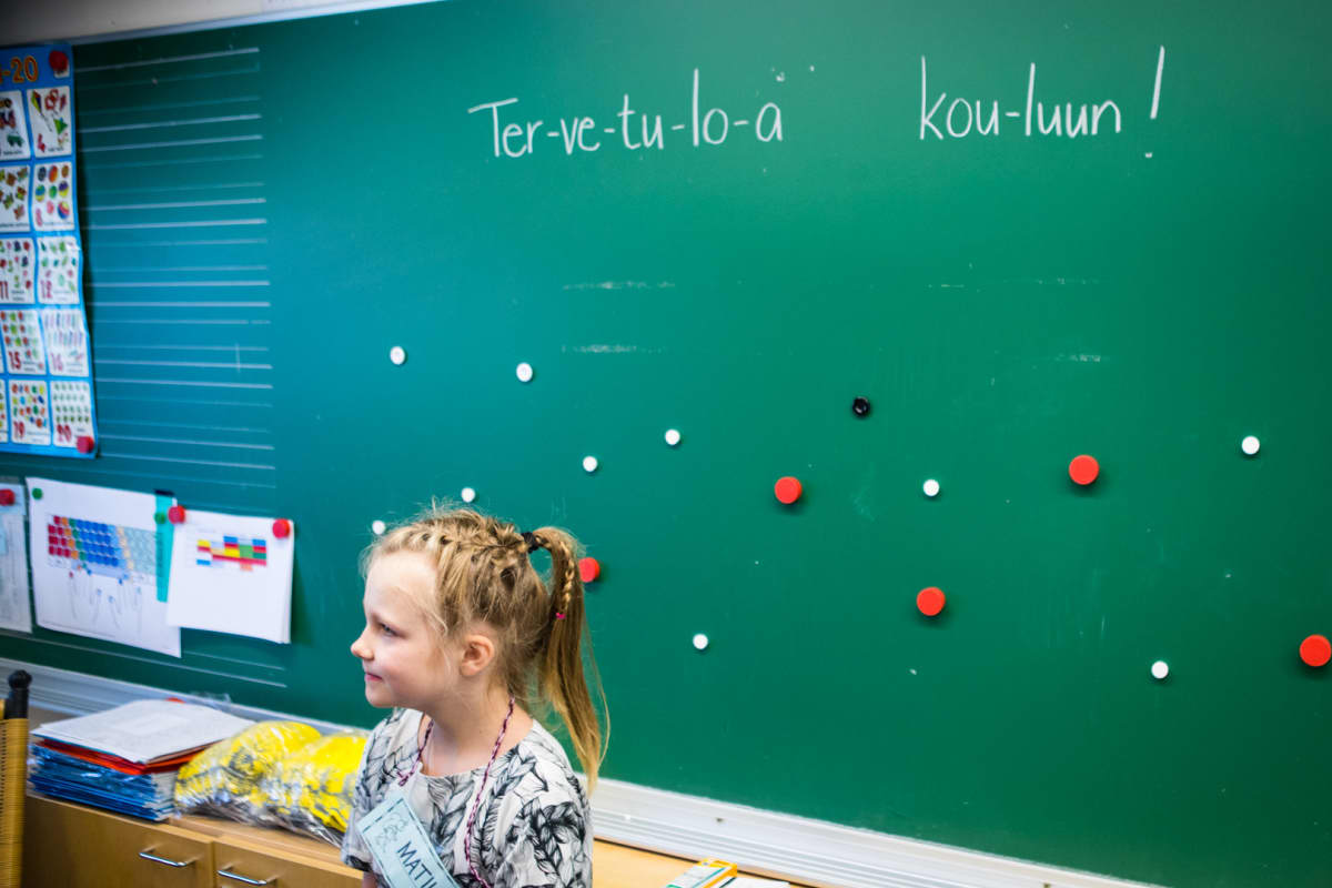 Matilda Salmi aloittaa koulunkäynnin tänään. Taululla toivotetaan kaikki tervetulleeksi.