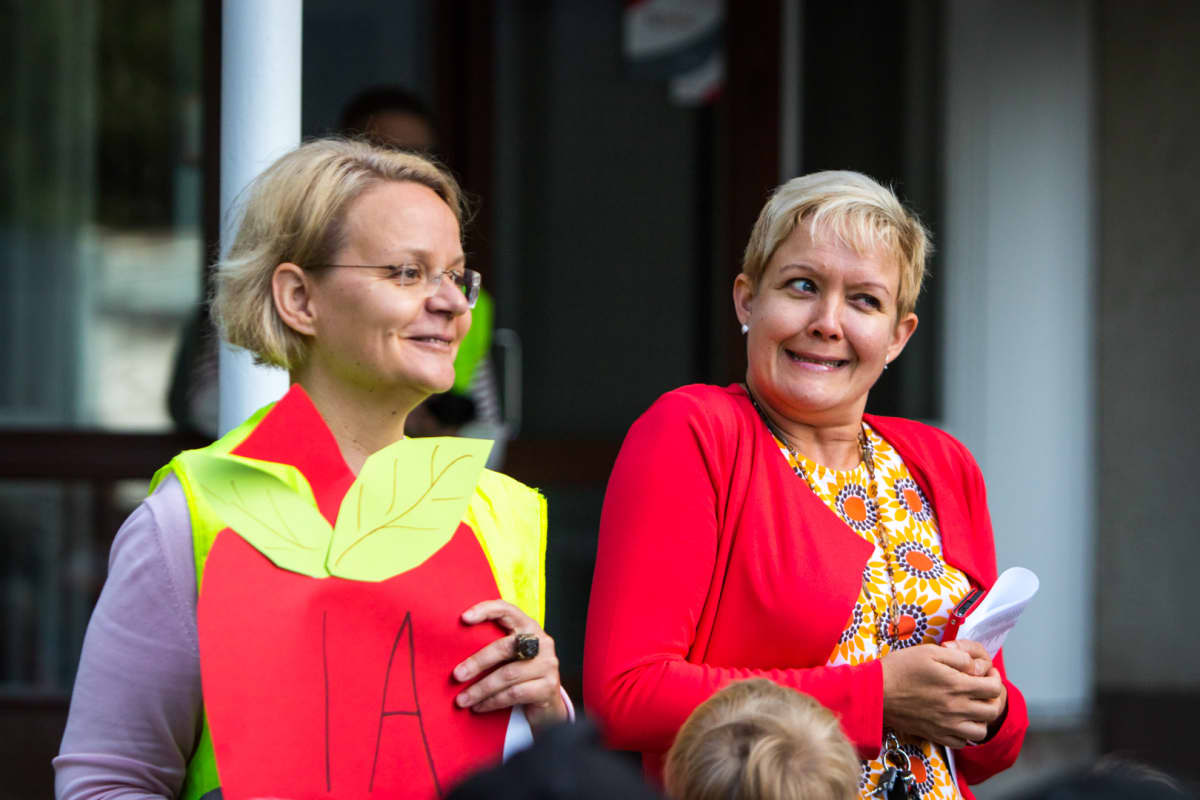 Matilda Salmi aloittaa koulunkäynnin tänään. Opettajiakin jännittää. Koulun rehtori Taija Kiesi-Talpiainen (oik.) pitää pienen esittelypuheen.
