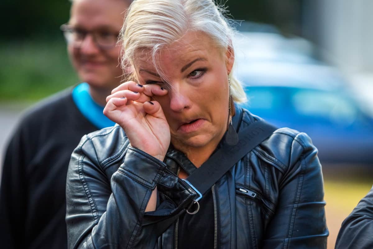 Matilda Salmi aloittaa koulunkäynnin tänään. Äiti Emilia Salmi tirauttaa muutaman kyyneleen.