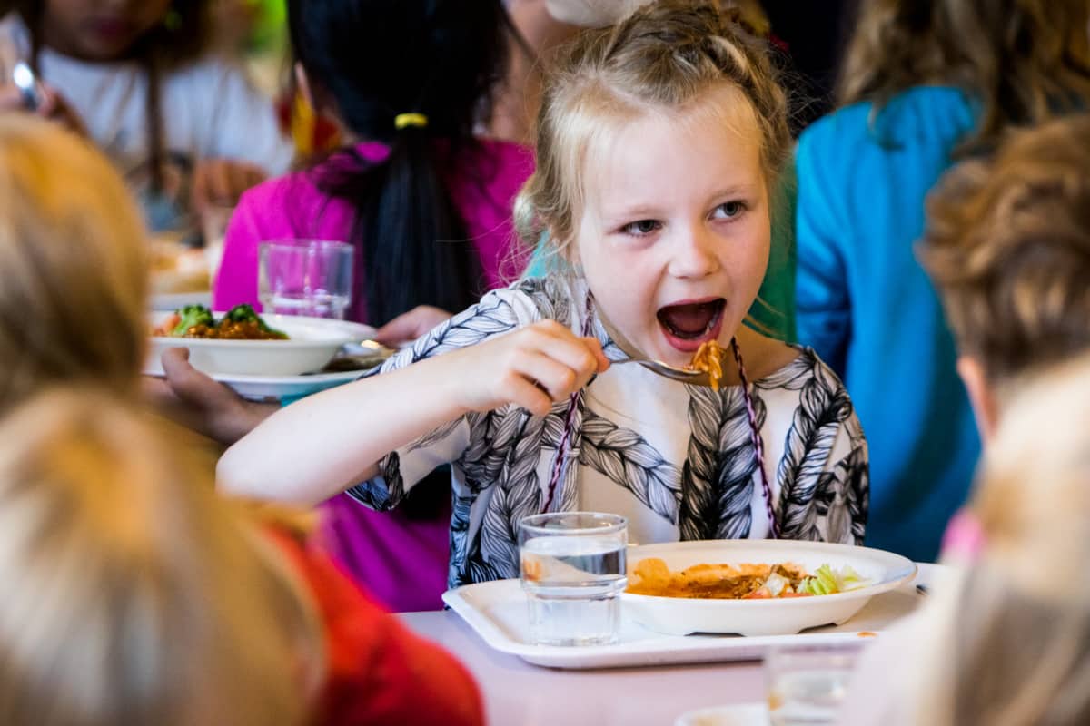 Matilda Salmi aloittaa tänään koulunkäyntinsä. Hän syö ensimmäisenä päivänä kolme annosta makaronia ja jauhelihakastiketta.