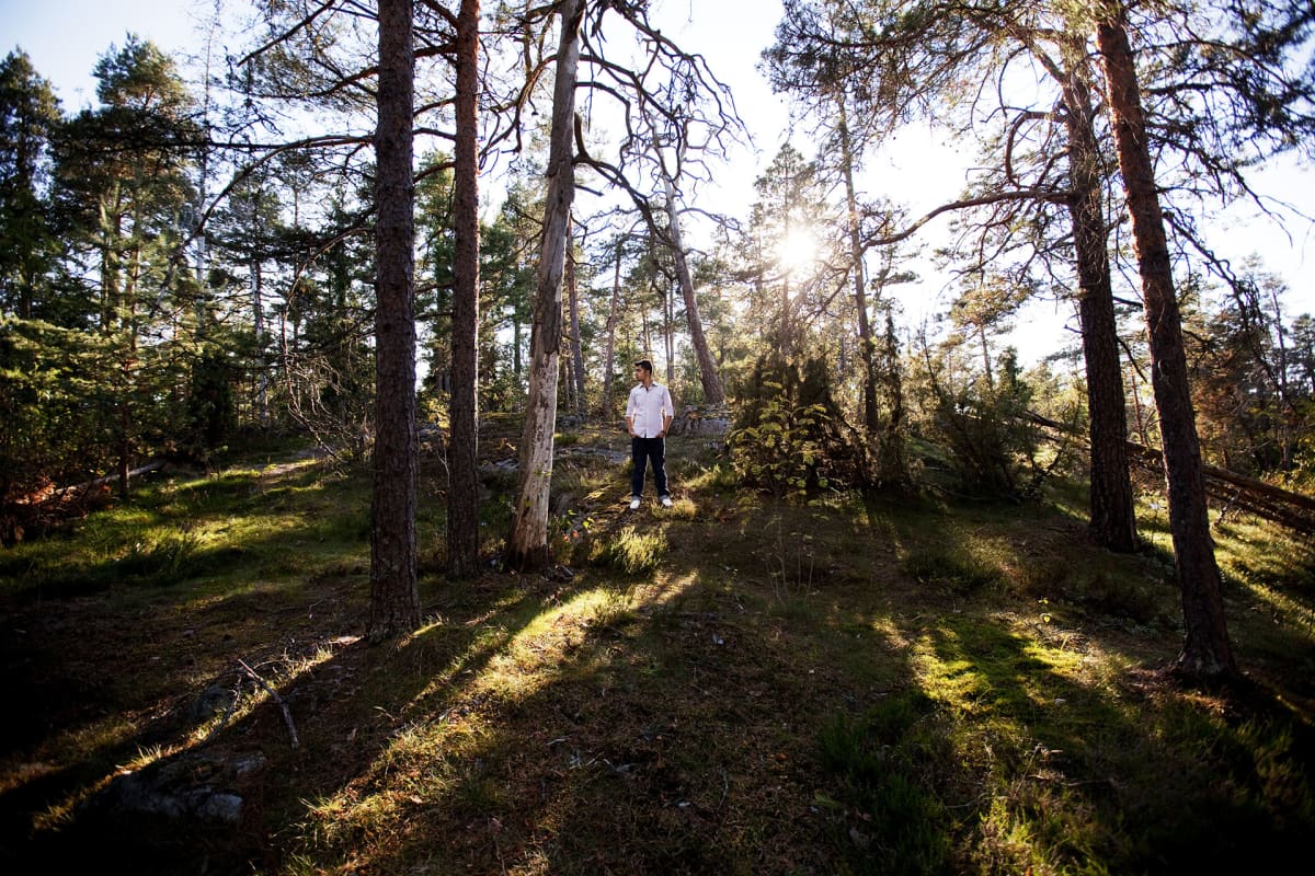 Mies metsässä.