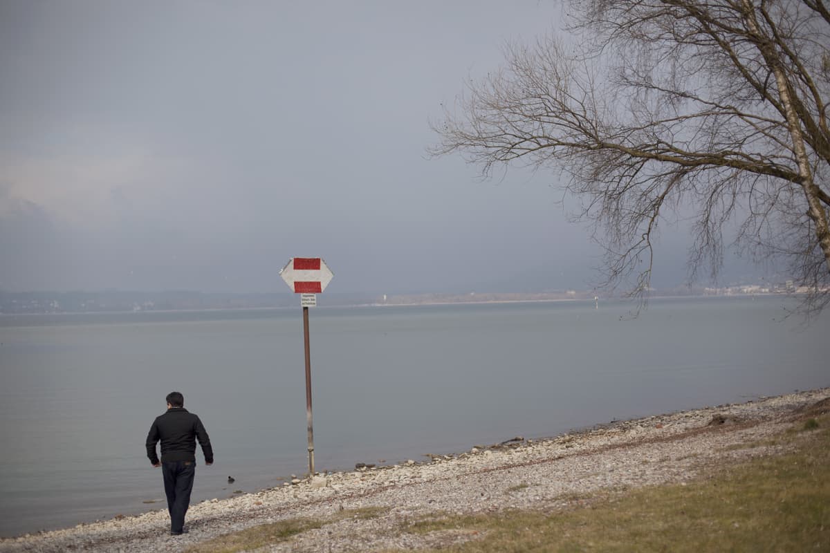 Mies rannalla.