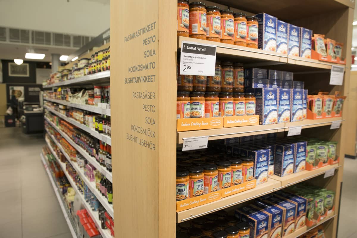 Pastakastikkeita ja riisiä paraatipaikalla kauppahyllyn päädyssä.