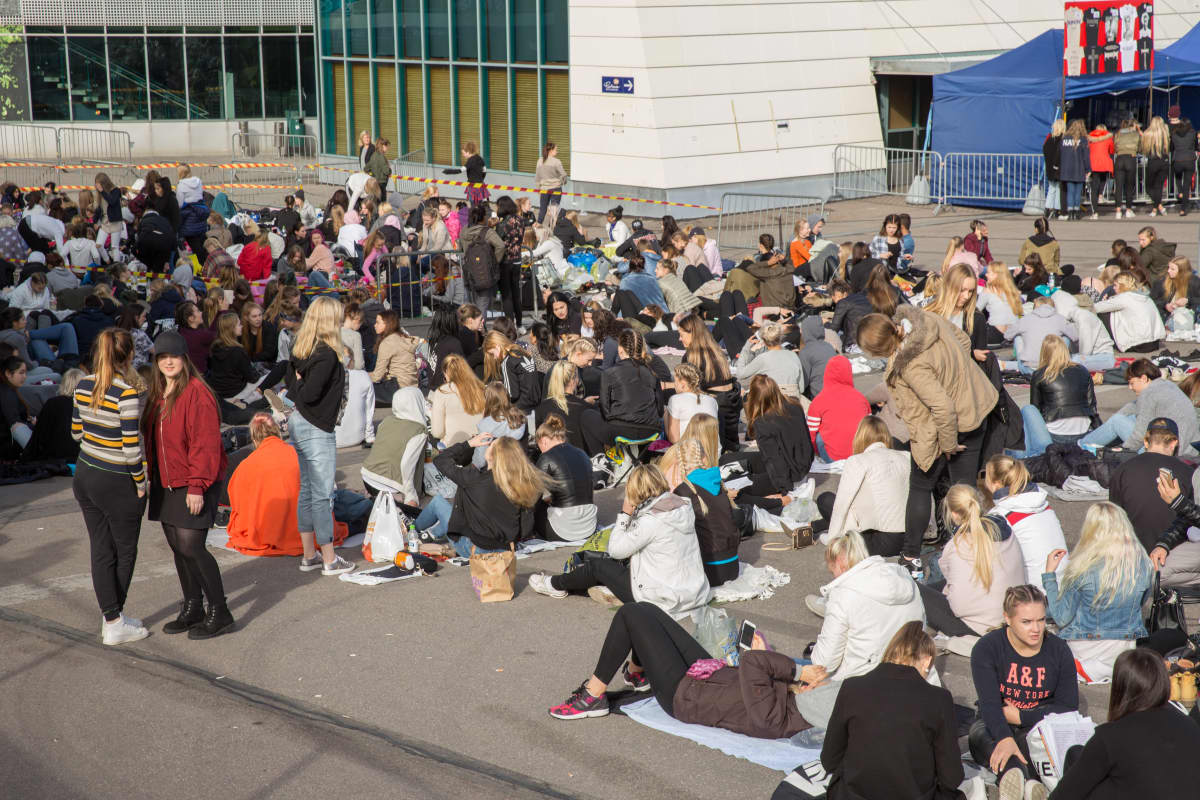 Väsyneitä beliebereitä Helsinki Areenan jonossa maanantaina iltapäivällä.