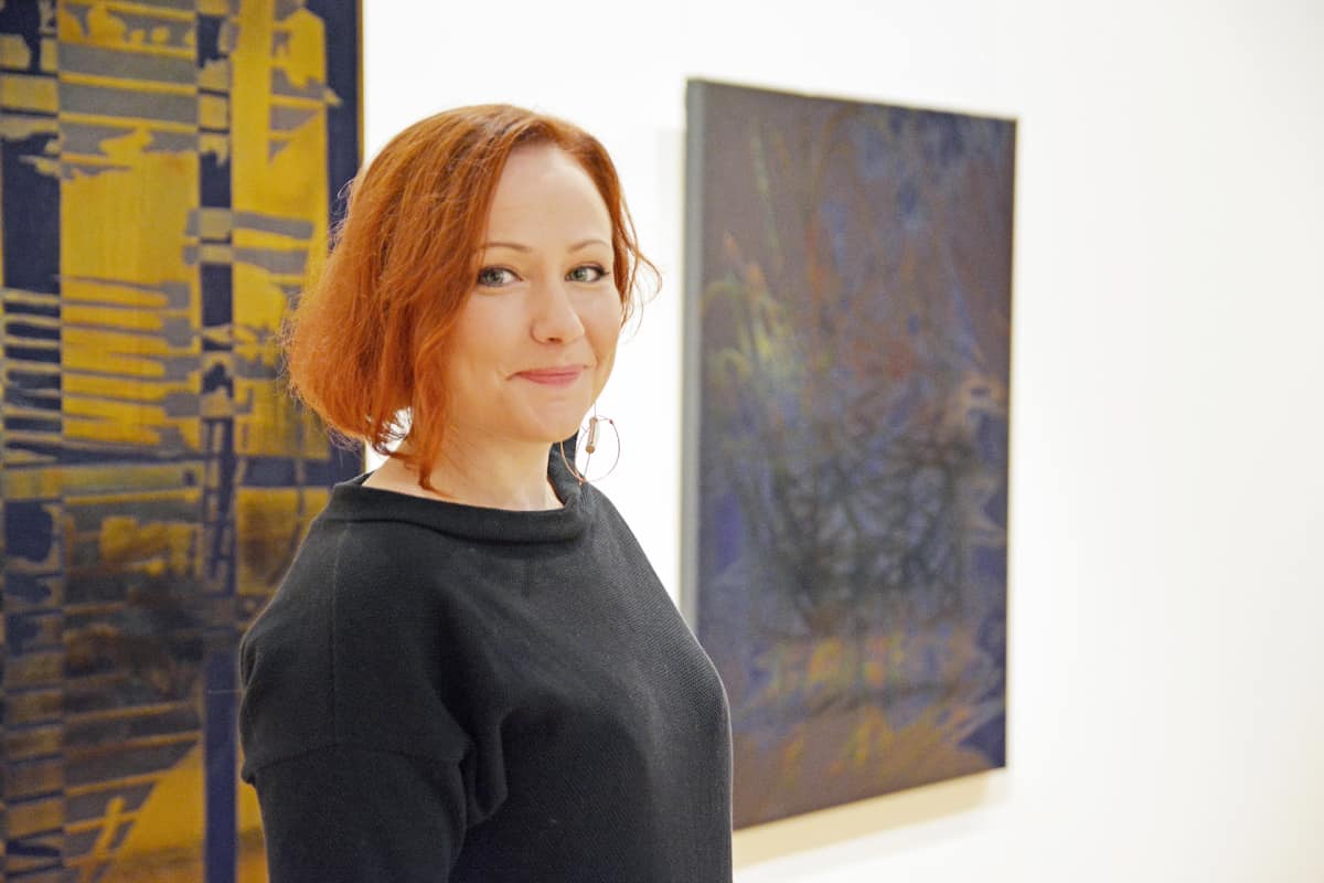 Tiina Pyykkinen seisoo Tampereen Taidemuseossa.
