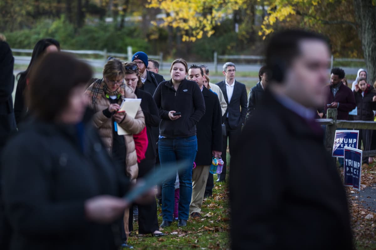 Virginialaiset jonottivat aamulla vaaliuurnille Nottoway Parkissa Viennan kylässä.
