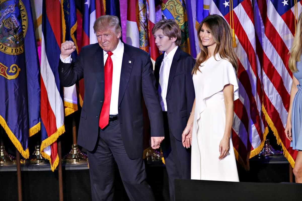 Donald Trump Barron-poikansa ja Melania-vaimonsa kanssa vaalivalvojaisissaan 8. marraskuuta.
