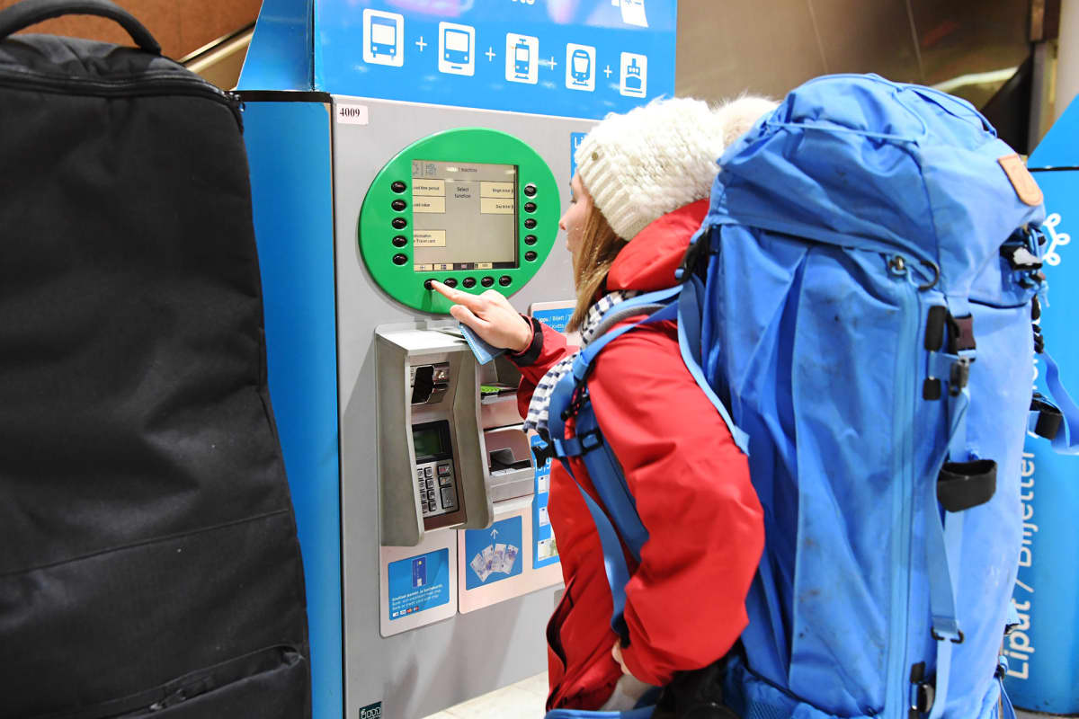 Lippuautomaatti rautatieasemnan metron edessä.