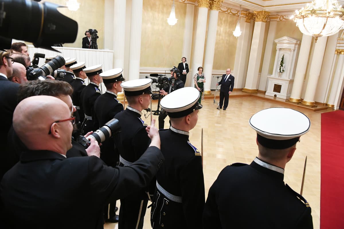 Linnan vieraita on presidenttiparin lisäksi vastassa rivistö kadetteja ja katsomollinen valokuvaajia.