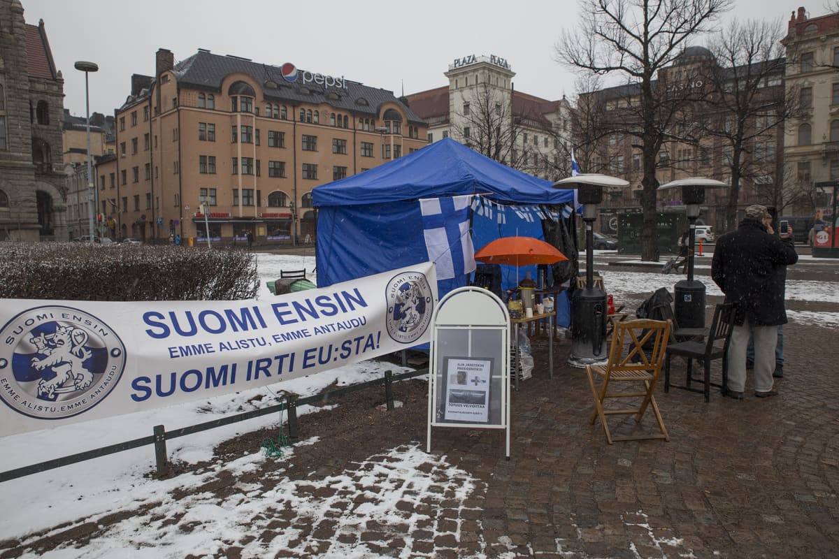 Suomi Ensin -yhdistyksen mielenosoitusteltta Rautatientorilla helmikuussa.