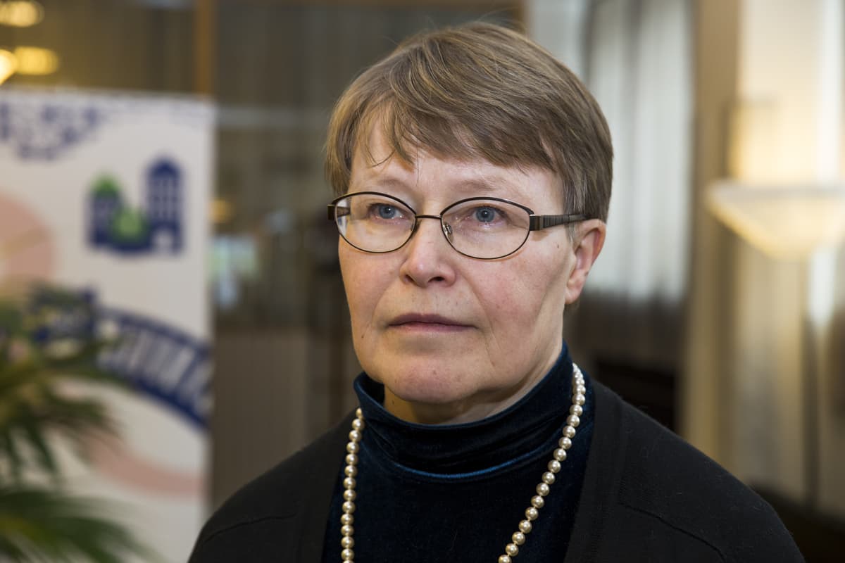 Anne Neimala seisoo aulassa