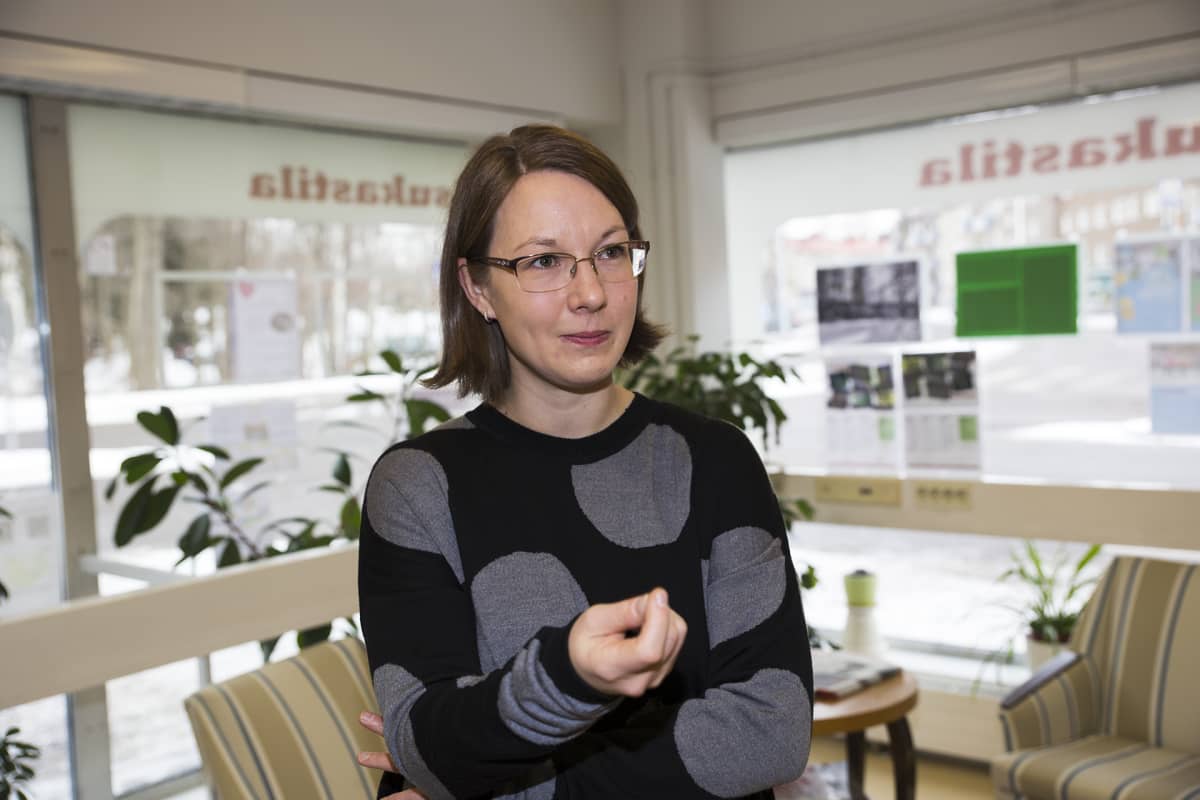 Minna Salminen seisoo asukastalon aulassa