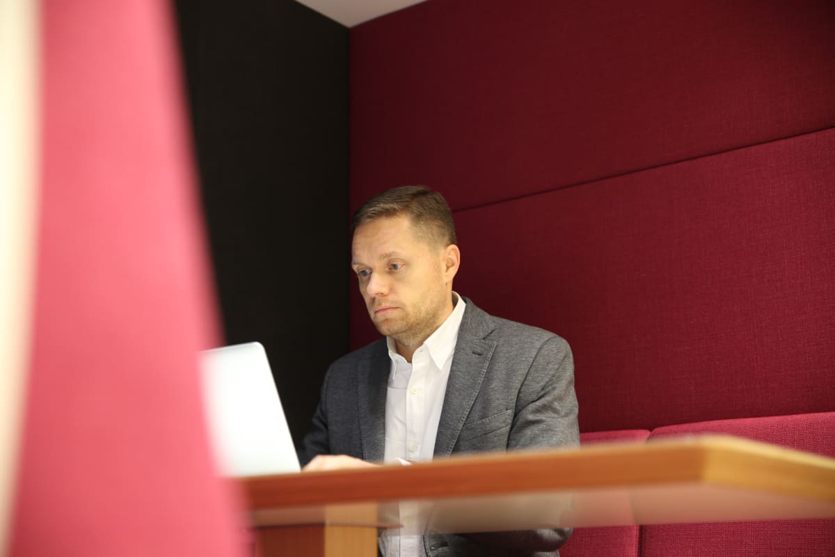 Smartblockin toimitusjohtaja Janne Orava on tyytyväinen yhteisöllisiin työtiloihin.