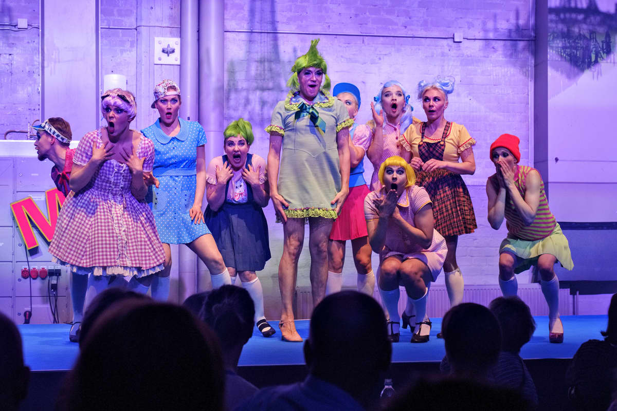 Kuva esityksestä Jemina (The Great American Show). Koulutyttöjä lavalla, seinä on pinkin värinen.