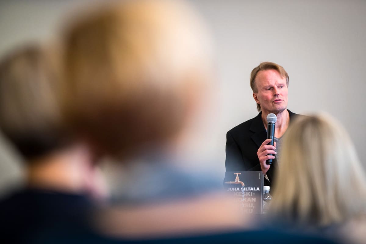 "Herrahissi on pysähtynyt. Nuoret kyllä tajuavat tämän. He ovat epävarmoja perustamaan perheitä ja ottamaan asuntolainaan", Juha Siltala sanoo.