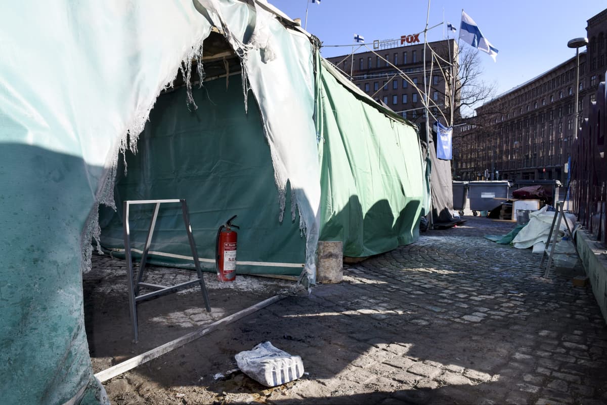 Mieltään osoittavien turvapaikanhakijoiden teltta yritettiin polttaa varhain perjantaiaamuna Helsingin Rautatientorilla.