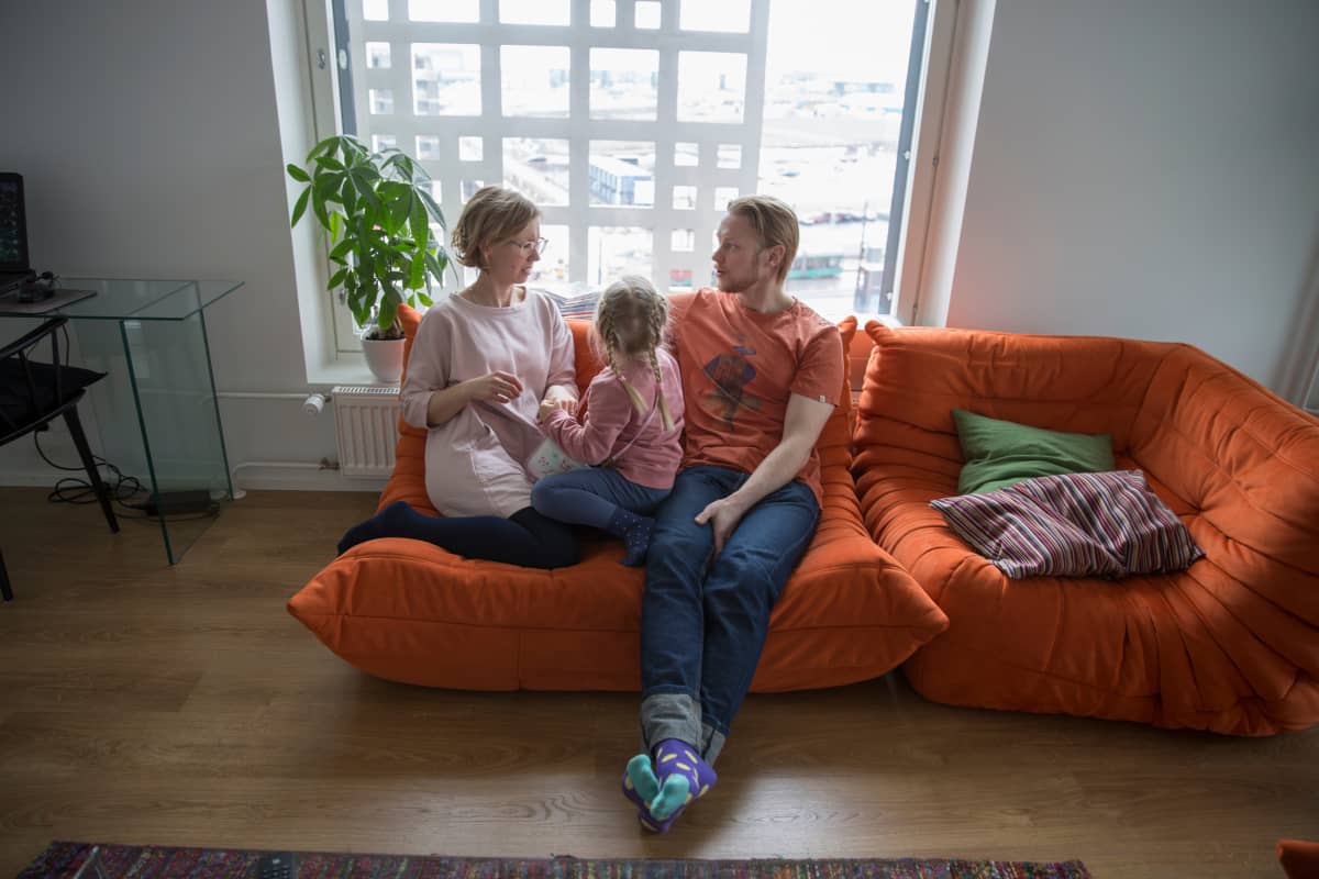 Jätkäsaaren pitsitalon kosteusongelmat: perhe Hanna-Maija Mustonen, Airi ja Ilkka Ovaska