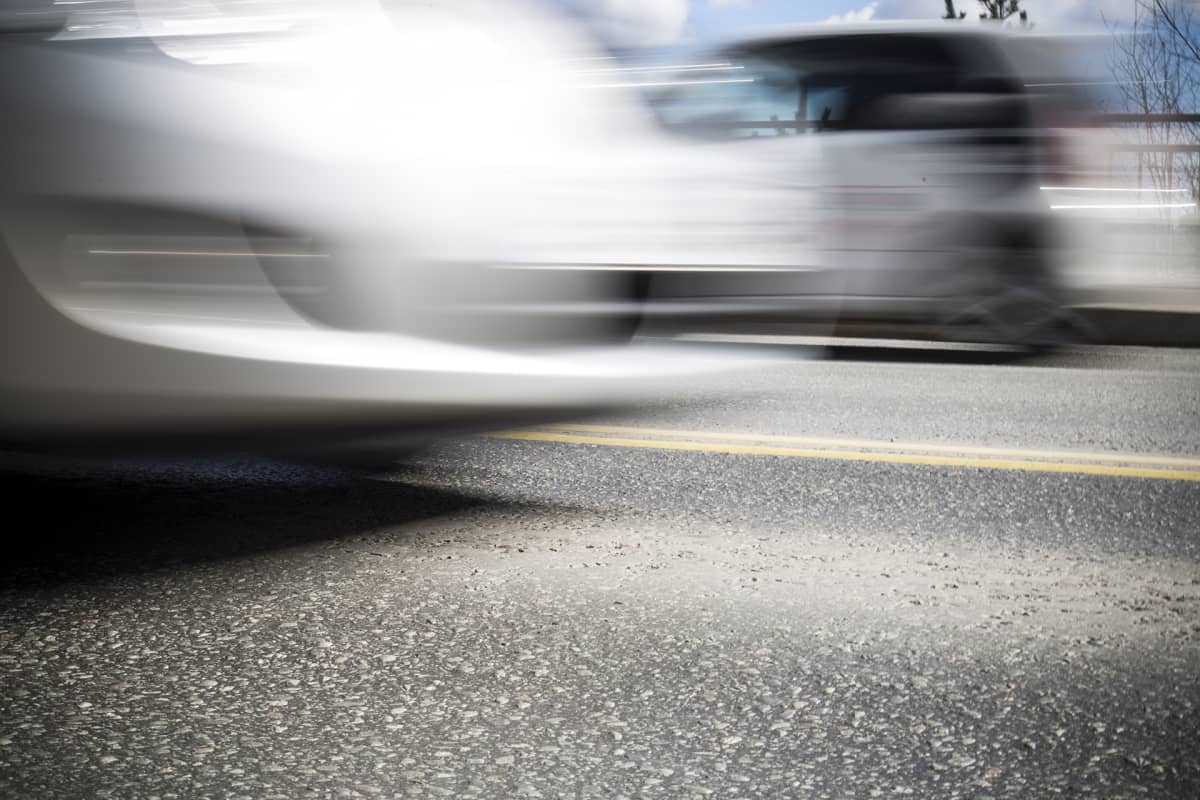 Kulunutta asfalttia ja liike-epäteräviä autoja.