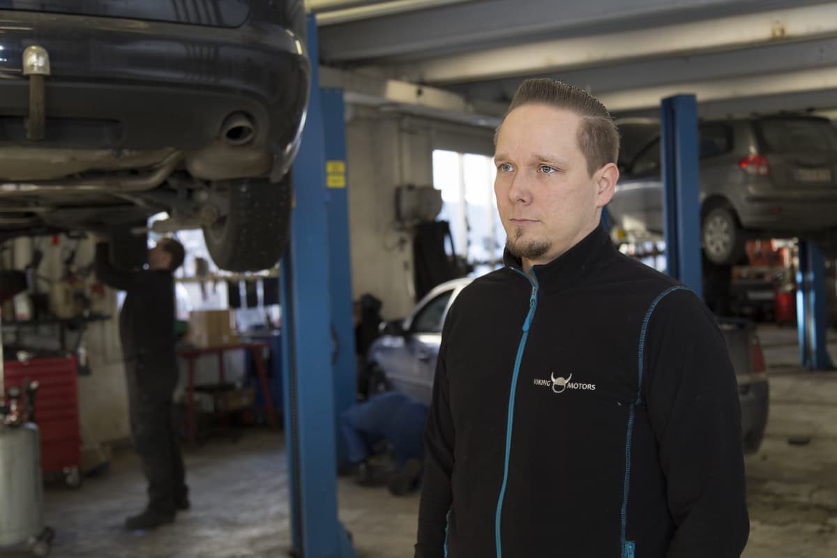 Työnjohtaja Kim Hakasalo helsinkiläisellä Viking Motors -korjaamolla.
