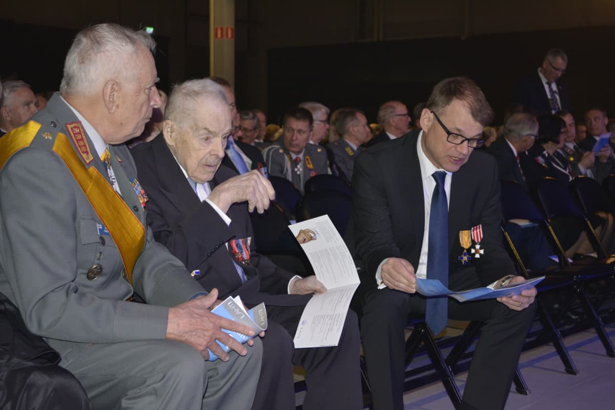 Gustav Hägglund, Tuomas Gerdt sekä Juha Sipilä Kansallisen veteraanipäivän juhlassa Lahdessa.