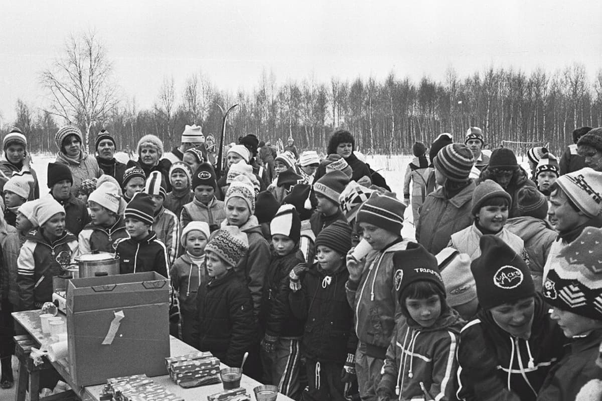 1980-luvulla Ristunummen hiihtokilpailujen palkintojenjaon odottelua.