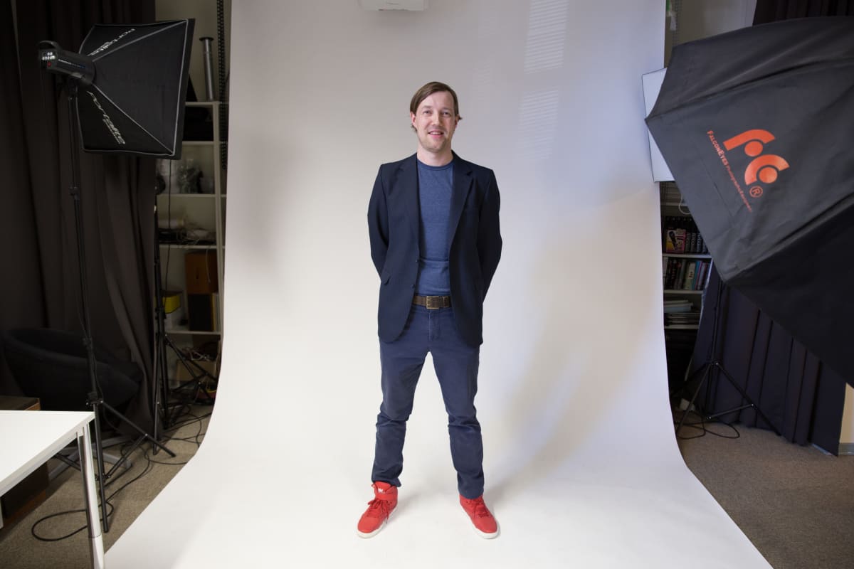 Pop Median operatiivinen johtaja Mikko Mali yhtiön valokuvausstudiossa.