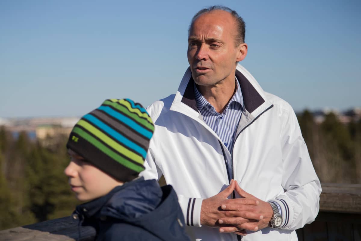 Hannu ja Jarkko lintutornissa Lauttasaaressa