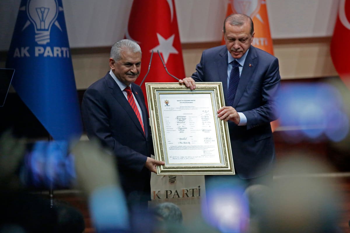 Erdogan pitelee kehystettyä asiakirjaa.