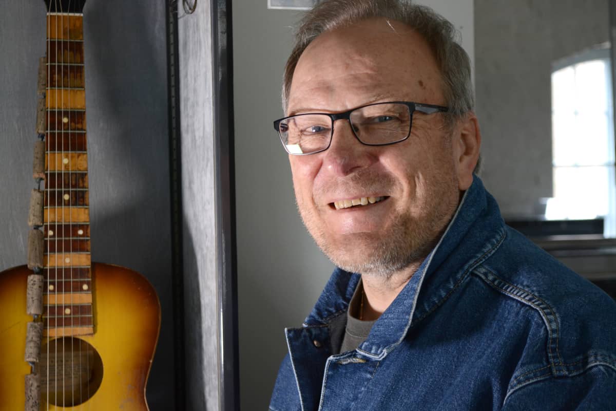 Jarmo "Jamppa" Roininen ja Juice Leskisen ensimmäinen kitara.