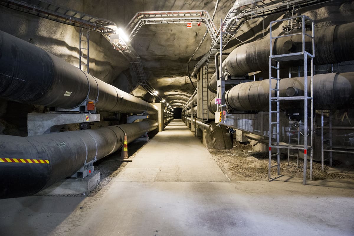 Kaukolämpöputkia maanalaisessa tunnelissa